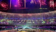 Kembang api menghiasi di atas Stadion Nasional Bukit Jalil saat Upacara Pembukaan Sea Games Asia Tenggara ke-29 di Kuala Lumpur, Malaysia, Sabtu, (19/08/2017). (Liputan6.com/Faizal Fanani)