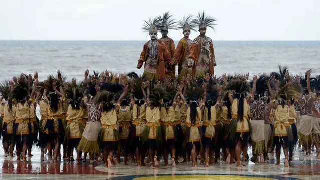 Berbagai atraksi mulai dari parade kapal perang hingga tarian kolosal ditampilkan dalam puncak acara Sail Raja Ampat 2014.