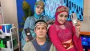 Saat melakukan siaran langsung untuk menjual HP, Afdhal Yusman, Penty dan Lisda Oxalis tampil mengenakan baju kolosal. Penampilan mereka yang tidak biasa ini sontak membuat warganet nostalgia dengan penampilan mereka kala masih menjadi artis Genta Buana. (Liputan6.com/IG/@afdhal_yusman)