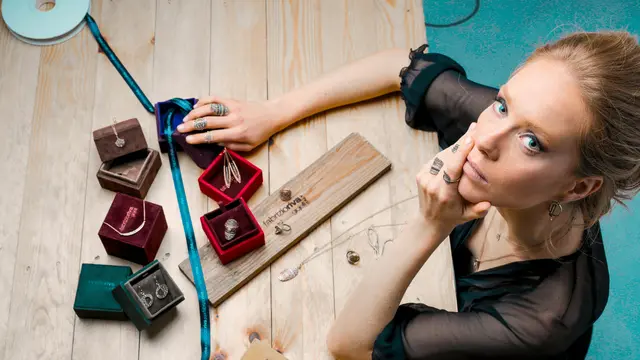 3. Hindari Menyimpan Perhiasan dengan Produk Kimia