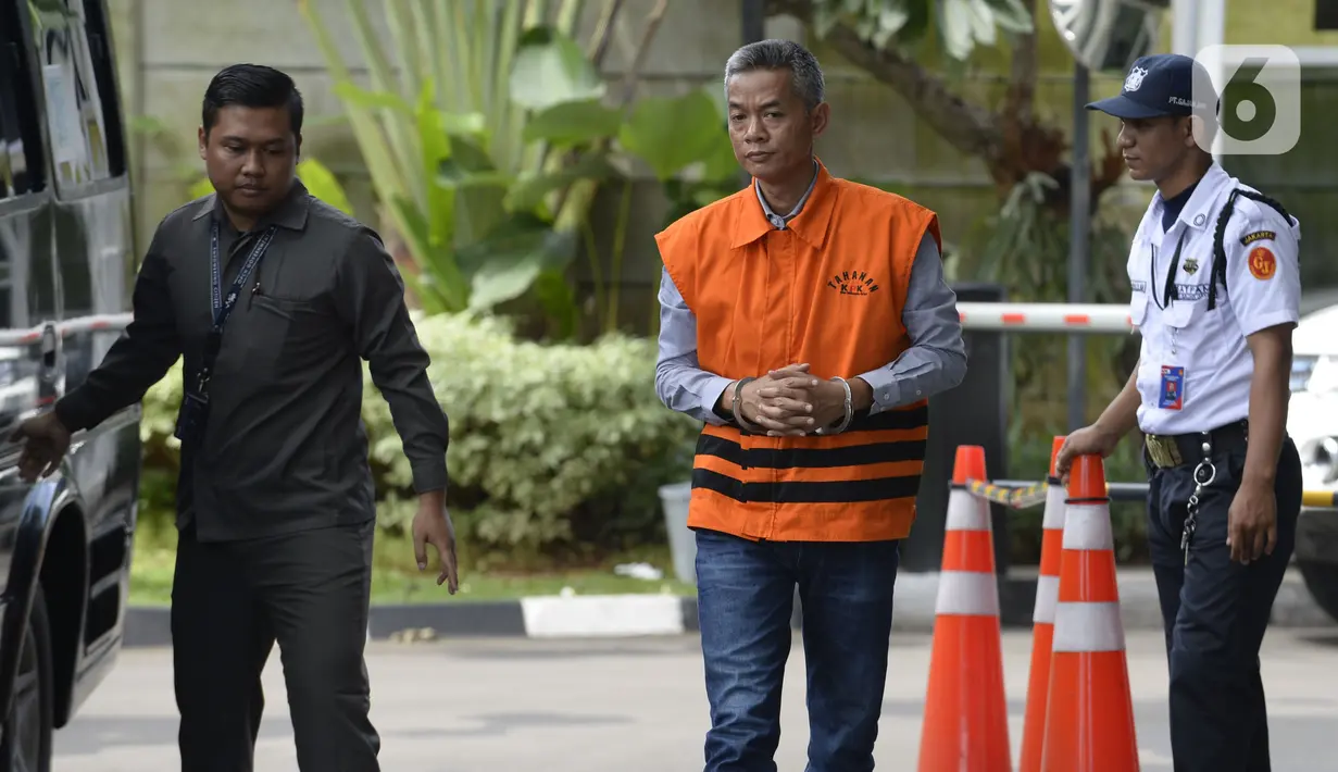 Mantan Komisioner KPU, Wahyu Setiawan tiba akan menjalani pemeriksaan oleh penyidik di Gedung KPK, Jakarta, Senin, (27/01/2020). Wahyu Setiawan diperiksa sebagai tersangka terkait kasus dugaan penerimaan hadiah atau janji penetapan anggota DPR Terpilih 2019-2024. (merdeka.com/Dwi Narwoko)