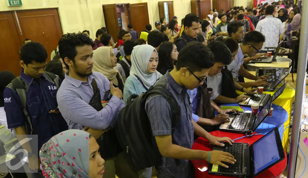 Antrian pencari kerja mengisi pendaftaran lowongan di salah satu stan bursa kerja, Jakarta, Sabtu (15/10). Tahun ini angkatan kerja Indonesia mencapai 127,6 juta dengan tingkat pengangguran sebesar 5,5% atau tujuh juta orang. (Liputan6.com/Angga Yuniar)