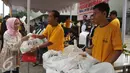Warga menerima sembako pada Pasar Murah Ramadan 2016 di kawasan SCBD, Jakarta, Selasa (31/5). Pasar Murah Ramadan 2016 yang diadakan oleh Artha Graha Peduli itu berlangsung dari 31 Mei hingga 5 Juli mendatang. (Liputan6.com/Gempur M Surya)