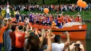 Tim sepak bola wanita Belanda merayakan kemenangannya di sebuah perahu di Utrecht, Belanda (7/9). Tim sepak bola wanita Belanda berhasil menjadi juara UEFA Women's Euro 2017 usai mengalahkan Denmark. (AFP Photo/ANP/Olaf Kraak)