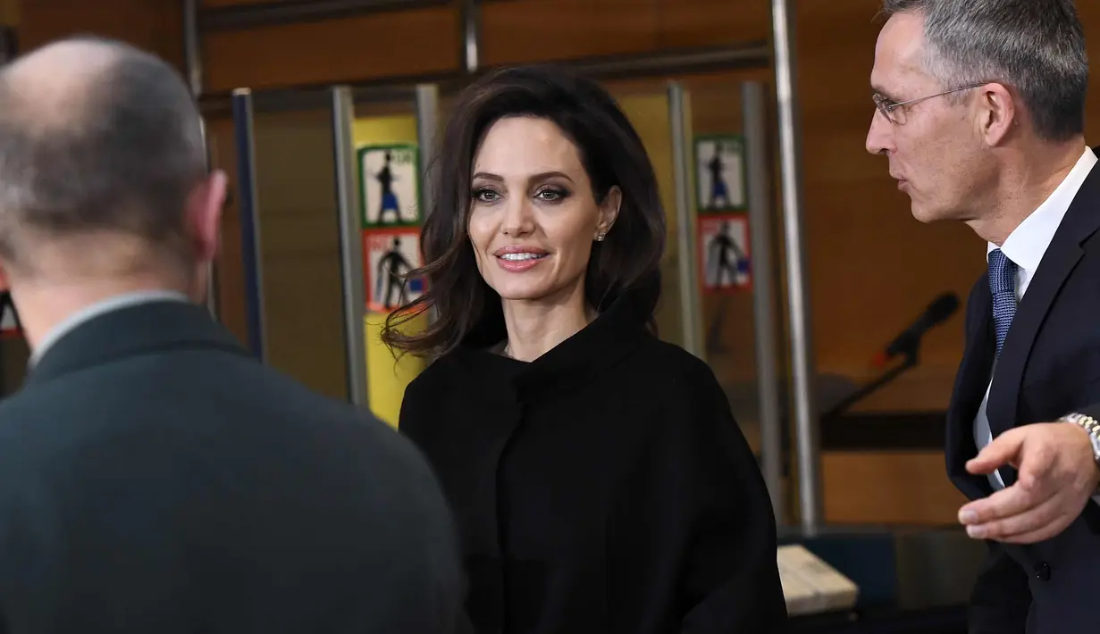 Aktris dan Duta UNHCR, Angelina Jolie saat  tiba di Markas Besar NATO di Brussels, Belgia (31/1). Kunjungan Angelina Jolie ke markas NATO ini membahas cara untuk mencegah kekerasan seksual terhadap perempuan di daerah konflik. (AFP Photo/Emmanuel Dunand)