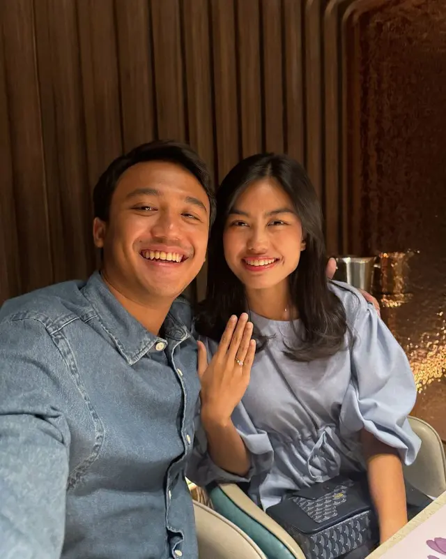 6 Potret bahagia Namira Adjani Alya Rohali dilamar kekasih saat dinner anniversary