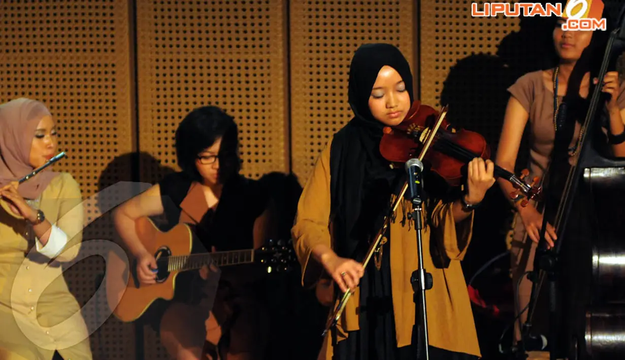 Pentas yang diiringi musik Kerontjong Poetrie ini dimulai pada pukul 15.00 WIB di Galeri Indonesia Kaya, Jakarta Pusat Minggu (20/4/14). (Liputan6.com/Faisal R. Syam)