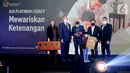 Presiden Direktur AIA Sainthan Satyamoorthy (kedua kiri) didampingi Chief Marketing Officer Kathryn Parapak (kiri), Direktur Keagenan Indrasena Patmawidjaja (kanan) dan nasabah foto bersama pada peluncuran AIA Platinum Legacy di Jakarta, Senin (6/6/2022). AIA Platinum Legacy yang menyasar segmen nasabah High Net Worth (HNW) dengan nilai proteksi maksimal mulai Rp 2 miliar dilengkapi AIA Vitality untuk bantu jaga kesehatan nasabah. (Liputan6.com/HO/Astra)