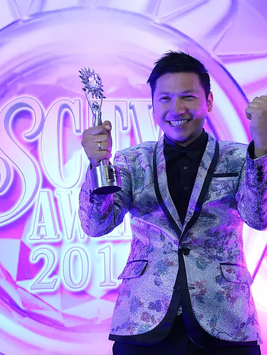 Gading Marten tak sungkan memperlihatkan kegembiraannya saat dinobatkan sebagai pemenang penghargaan kategori Presenter Paling Ngetop di ajang SCTV Awards 2015. (Deki Prayoga/Bintang.com)
