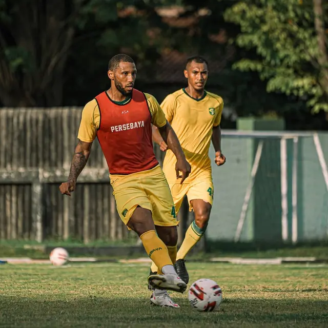 6 Potret Alie Sesay Latihan Bersama Persebaya, Bek Asing Tangguh