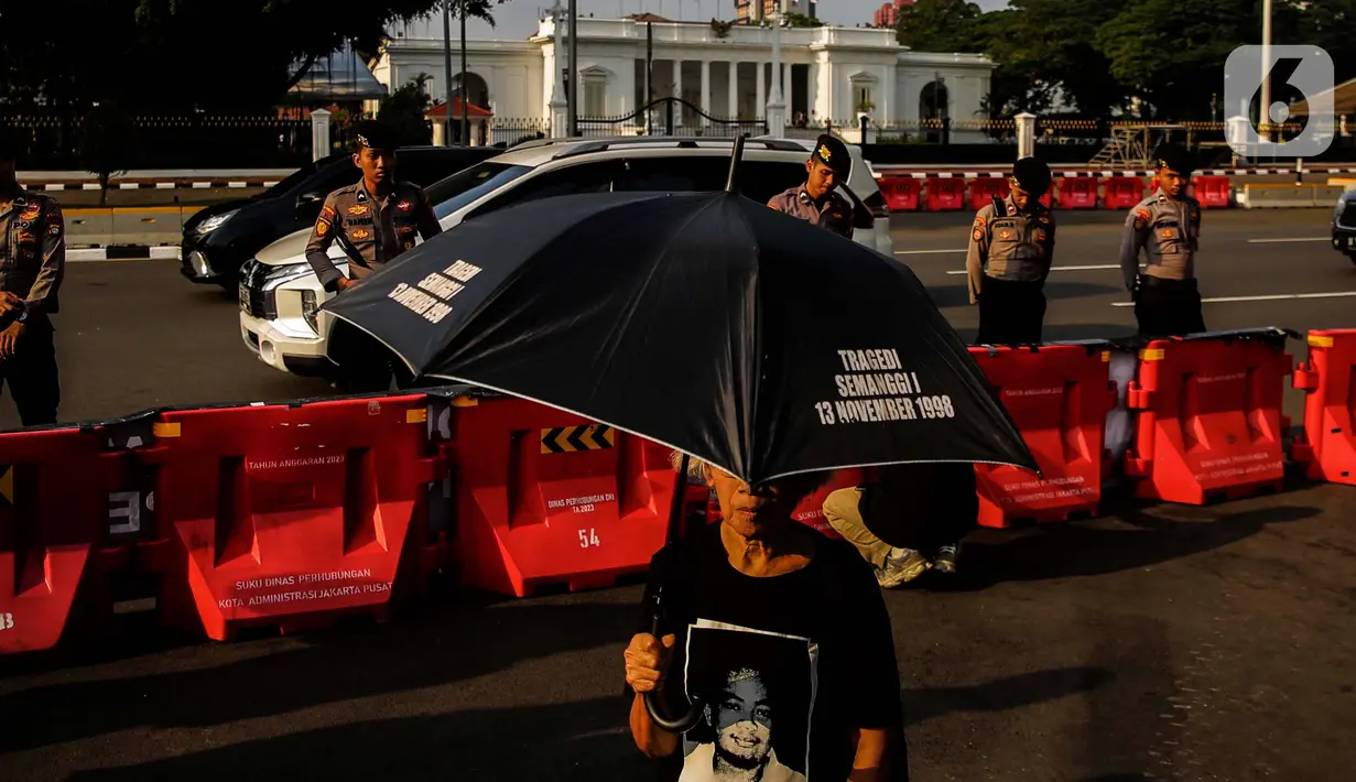 Aksi Kamisan diinisiasi Maria Catarina Sumarsih, ibu dari Bernardus Realino Norma Irmawan atau Wawan. Wawan merupakan mahasiswa Unika Atmajaya yang tewas dalam peristiwa Semanggi I pada 1998. Sumarsih memastikan Aksi Kamisan akan terus ada sampai keadilan ditegakkan. (Liputan6.com/Angga Yuniar)