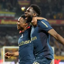 Penyerang Prancis Lens #11 Odsonne Edouard (kanan) merayakan gol kedua timnya bersama gelandang Mali Lens #08 Mamadou Sangare selama pertandingan sepak bola L1 Prancis antara RC Lens dan OGC Nice di Stade Bollaert-Delelis di Lens, Prancis utara, pada 14 Desember 2025.
Francois (LO PRESTI / AFP)