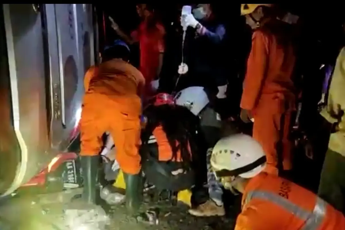 Tim gabungan tengah melakukan evakuasi mengangkat badan motor beserta korban dari bawah badan bis rombongan SMPN 3 Garut yang terguiling di Jalan Daendels Kabupaten Purworejo Jawa Tengah. (Liputan6.com/Jayadi Supriadin)