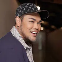 Topi yang dipakai Ivan Gunawan juga dari brand ternama. Kali ini, ia memakain topi keluaran dari Louis Vuitton berwarna hitam. Cocok banget dengan busananya yang berwarna navy dan putih.(Liputan6.com/IG/@ivan_gunawan)