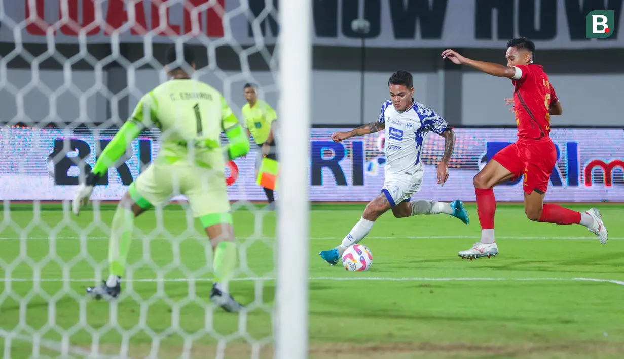 Pemain PSIS Semarang, Gali Freitas, berusaha mencetak gol ke gawang Persija Jakarta pada laga pekan ke-25 BRI Liga 1 2024/2025 di Indomilk Arena, Rabu (05/03/2025) malam WIB. (Bola.com/M Iqbal Ichsan)