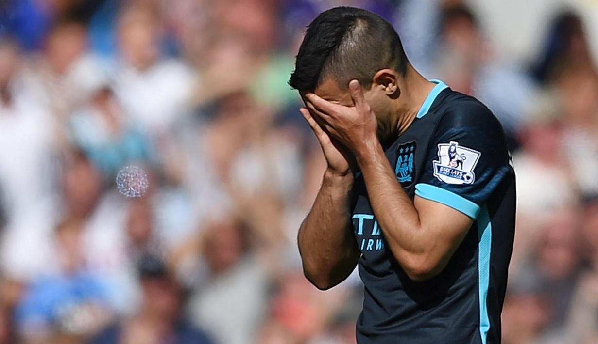 Ekspresi kekecewaan dari bintang Manchester City, Sergio Aguero usai takluk 1-4 dari Tottenham pada laga Liga Inggris di Stadion White Hart Lane, London, Sabtu (26/9/2015). (Action Images via Reuters/Tony O'Brien)
