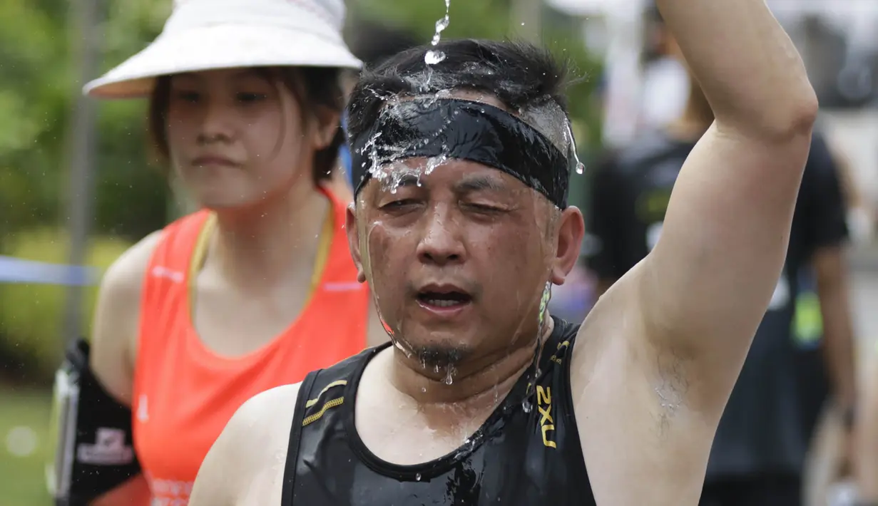 Pelari melewati rute jalan protokol ibukota saat mengikuti Mandiri Jakarta Marathon 2015. (Bola.com/Vitalis Yogi Trisna)