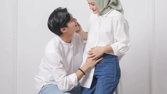 Dinda Hauw dan Rey Mbayang Tampil dengan Outfit Putih, Tampak Serasi