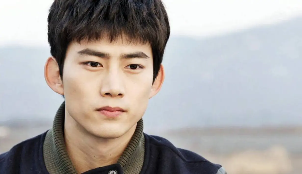 Sama seperti T.O.P, Taecyon dari 2PM juga menjadi member pertama yang menjalani wajib militer. (Allkpop)