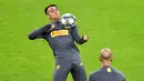 Pemain Inter Milan, Lautaro Martinez, mengontrol bola saat latihan jelang laga Liga Champions 2019 di Dortmund, Senin (4/11). Inter Milan akan berhadapan dengan Borussia Dortmund. (AP/Martin Meissner)