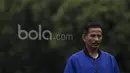 Pelatih Persib Bandung, Djadjang Nurdjaman, memantau latihan anak asuhnya. Mantan pemain Pangerang Biru era 90an ini tidak banyak memberikan instruksi pada latihan sore tadi. (Bola.com/Vitalis Yogi Trisna)