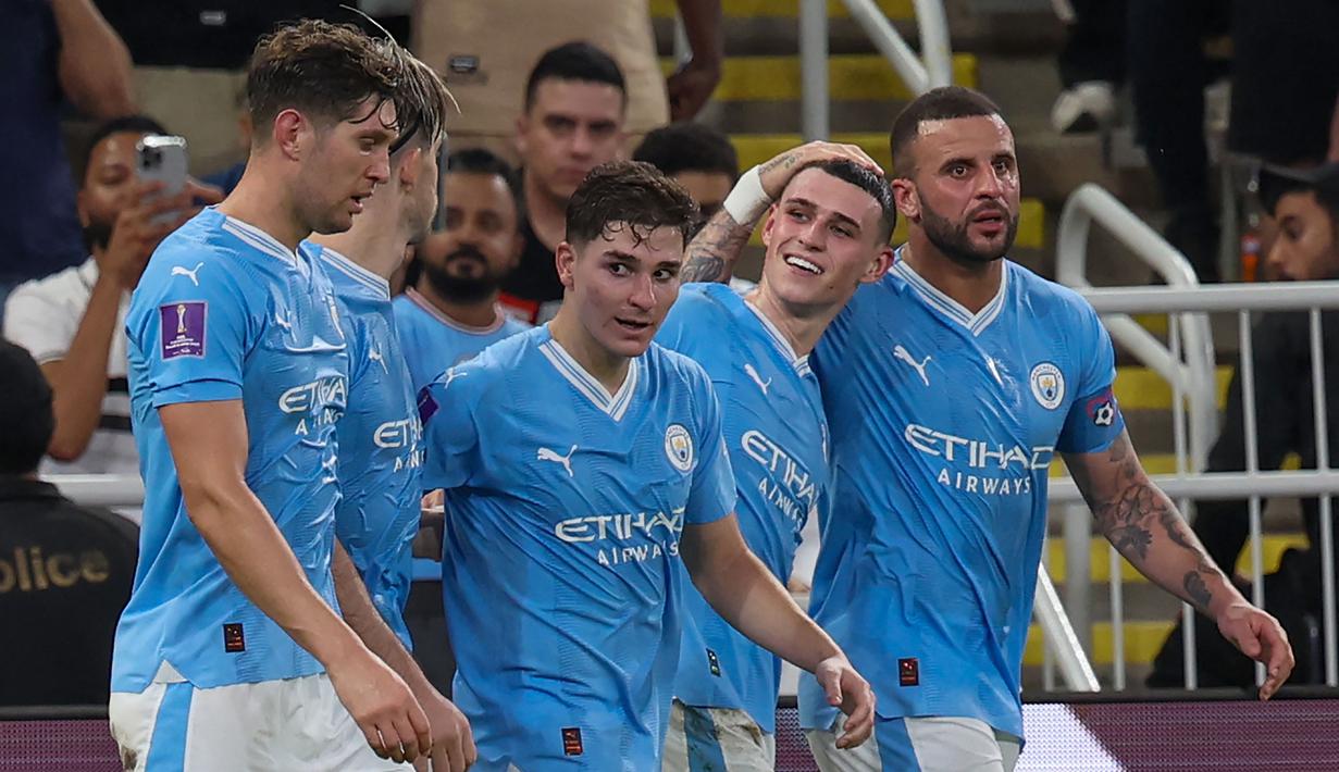 Pemain Manchester City merayakan gol ke gawang Fluminense yang dicetak oleh Phil Foden (kedua kanan) pada laga final Piala Dunia Antarklub 2023 di King Abdullah Sports City, Jeddah, Arab Saudi, Sabtu (23/12/2023) dini hari WIB. (AFP/Giuseppe Cacace)