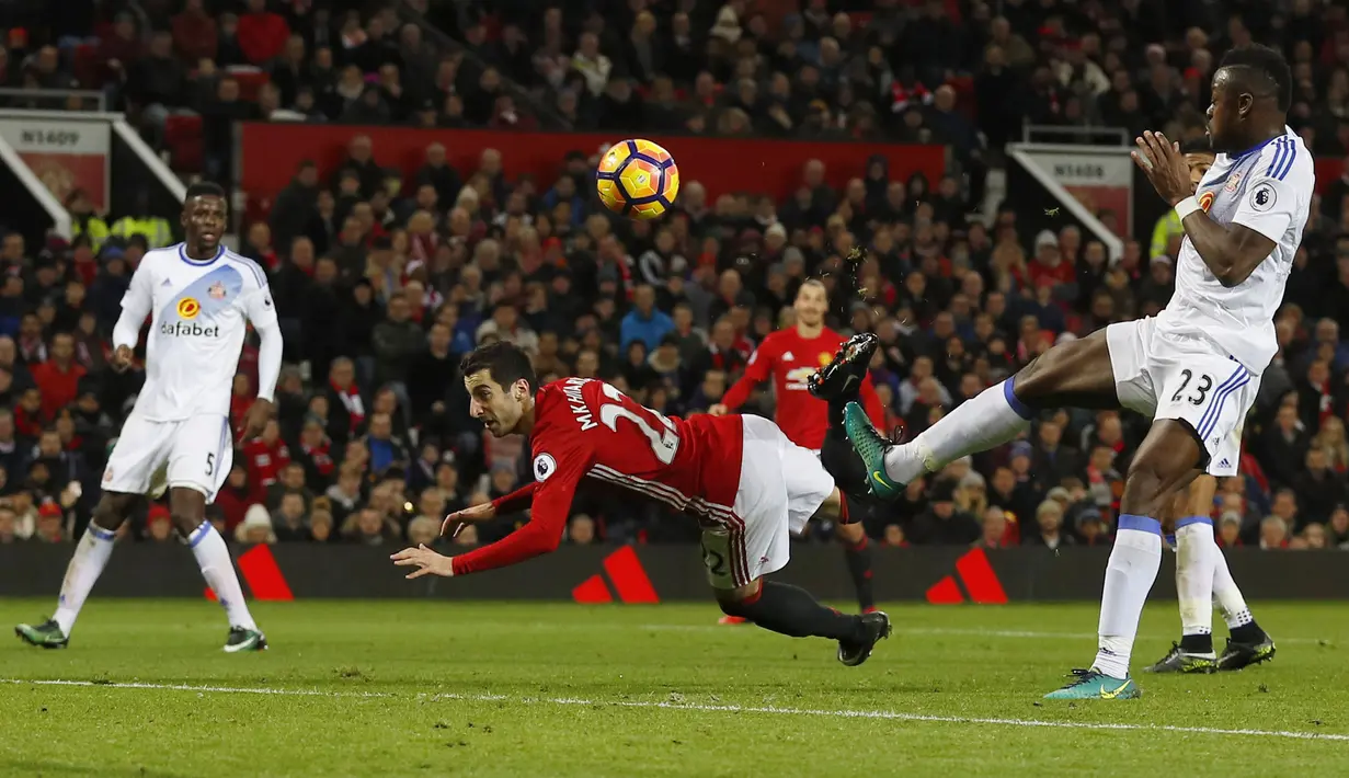  Gaya unik Henrikh Mkhitaryan mencetak gol ke gawang Sunderland pada lanjutan Premier League di Old Trafford Stadium, (26/12/2016). (Reuters/Phil Noble)