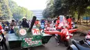 Sekumpulan vespa dengan aksesori bernuansa merah putih. (Source: naikmotor.com)