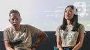 Aktor Ringgo Agus Rahman dan Nirina Zubir  memberikan keterangan saat jumpa pers peluncuran film Keluarga Cemara 2 di Jakarta, Senin (20/6/2022). Film Keluarga Cemara 2 akan tayang pada 23/6/2022, yang menceritakan drama kehidupan keluarga yang hits era tahun 90an. (Liputan6.com/Herman Zakharia)