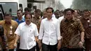 Presiden Joko Widodo (tengah) didampingi Menko Perekonomian Sofyan Djalil (kiri) dan Mendag Rahmat Gobel meninjau Gudang Beras Bulog, Jakarta, Rabu (25/2/2015). Jokowi  memerintahkan Bulog menggelontorkan semua stok beras. (Liputan6.com/Faizal Fanani)