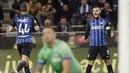 Kapten Inter Milan, Mauro Icardi, melakukan selebrasi usai mencetak gol ke gawang Sampdoria pada laga Serie A di Stadion Giuseppe Meazza, Selasa (24/10/2017). Inter Milan menang 3-2 atas Sampdoria. (AP/Luca Bruno)