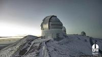 Gambar diam dari video timelapse menunjukkan salju di puncak Mauna Kea di Hawaii, AS, 2 Desember 2021. (Foto: Canada-France-Hawaii Telescope)
