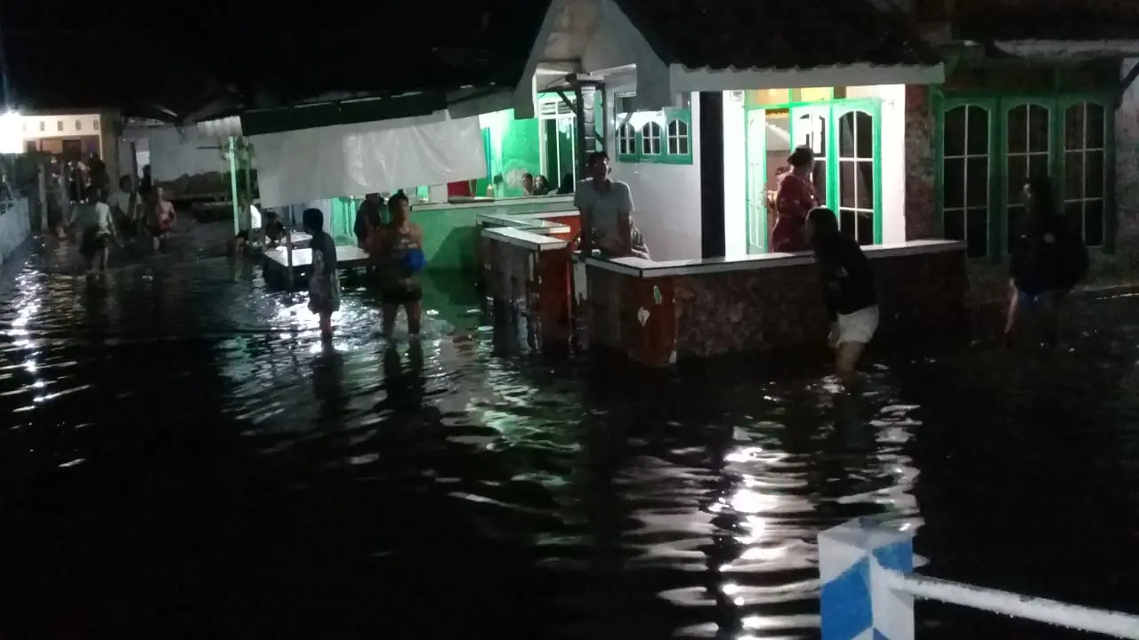 Ratusan rumah warga di sejumlah pesisir Situbondo terendam banjir rob. (Istimewa)