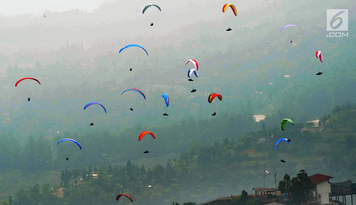 Atlet paralayang putra-putri Indonesia saat mengikuti nomor cross county di kawasan Puncak, Bogor, Jawa Barat, Rabu (29/8). Indonesia mendapatkan dua perunggu di nomor croos country beregu putra dan putri. (Merdeka.com/Arie Basuki)