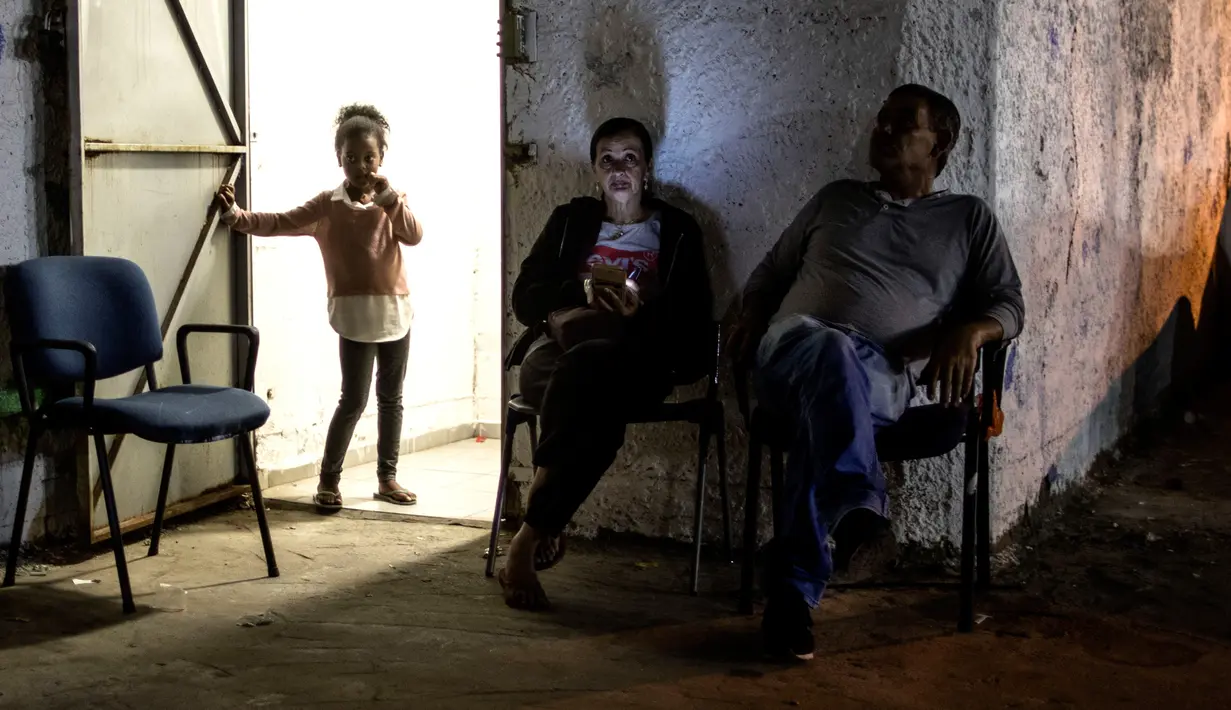 Warga berlindung dari serangan roket di shelter bom Kota Ashkelon, Israel, Rabu (13/11/2019). Militan Palestina menghujani Israel dengan roket sebagai balasan atas tewasnya komandan Jihad Islam Palestina Baha Abu Al-Ata dalam serangan udara Israel. (AP Photo/Tsafrir Abayov)