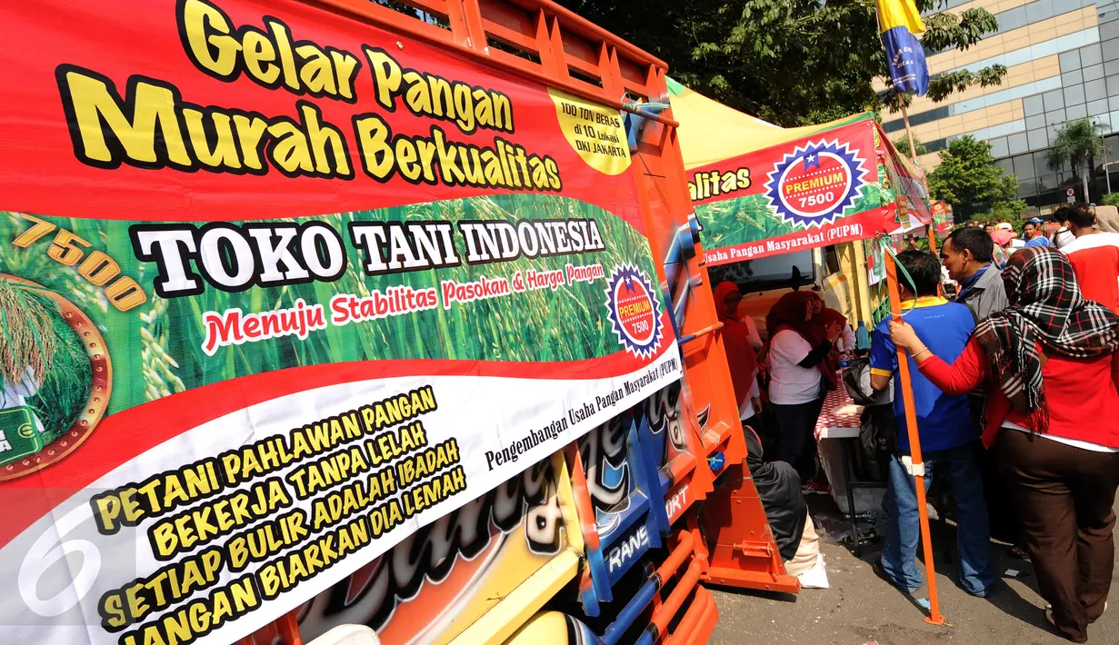 Warga memadati stand yang menjual beras murah saat Gelar Pangan Murah Berkualitas yang digelar di area CFD Jakarta, Minggu (8/5/2016). 100 ton beras dijual dengan harga Rp 7.500 per kg di 10 lokasi di Jakarta. (Liputan6.com/Helmi Fithriansyah)