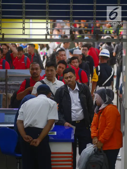 Petugas mengecek tiket di stasiun Gambir, Jakarta, Selasa (5/6). Meskipun persiapan sudah 95 persen, Stasiun Gambir belum terjadi lonjakan menghadapi pemudik yang ingin merayakan hari raya lebaran di kampung halaman. (Merdeka.com/Imam Buhori)