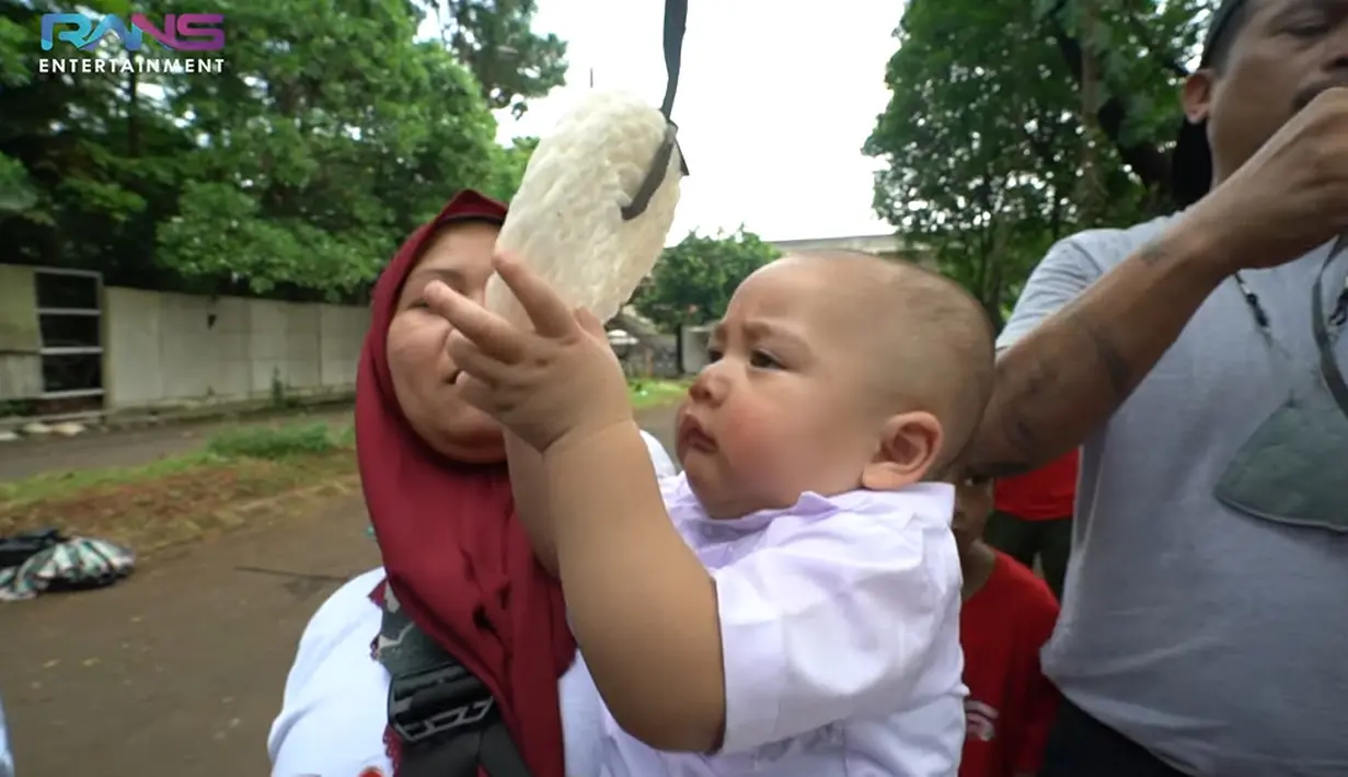 Rayyanza Malik Ahmad bersiap ikut lomba makan kerupuk. (Foto: YouTube/ Rans Entertainment)