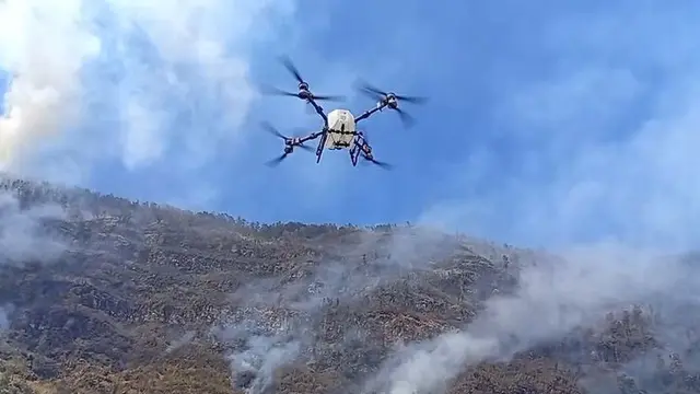 Proses pemadaman Karhutlah kawasan Gunung Bromo