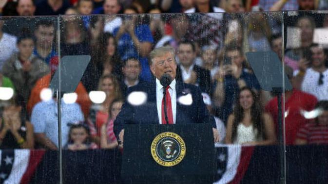 Presiden AS Donald Trump berpidato di balik kaca anti peluru di Lincoln Memorial, Kamis 4 Juli 2019 (AFP/Brendan Smialowski)