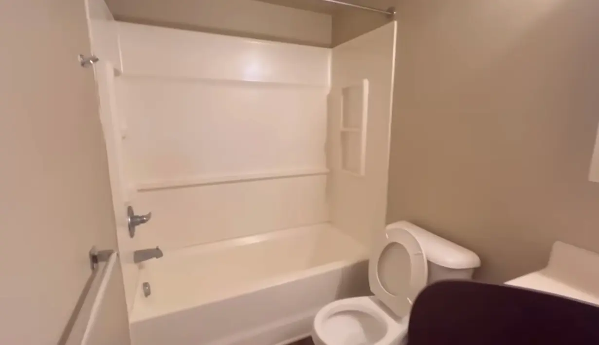 Suasananya terasa cozy dengan luas yang secukupnya. Kamar mandi juga dilengkapi bathtub untuk berendam. (YouTube Beby Tsabina TV)