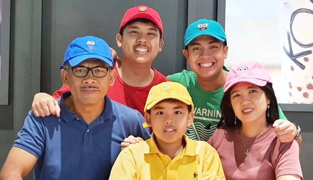 Jarang terlihat bersama keluarga, ternyata Jerome memiliki kedekatan yang cukup erat dengan keluarganya. Hal ini terbukti dari unggahan Jerome yang dibagikan ke akun Instagram pribadinya. Jerome dan keluarga sempat mengenakan pakaian bertema warna-warni. (Liputan6.com/IG/@jeromepolin)