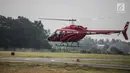 Helikopter jenis Bell 505 membawa pemudik di Bandara khusus Wiladatika, Cibubur, Jakarta, Senin (3/6). Peminat mudik dengan helikopter dari tahun ke tahun terus mengalami peningkatan permintaan. (Liputan6.com/Faizal Fanani)
