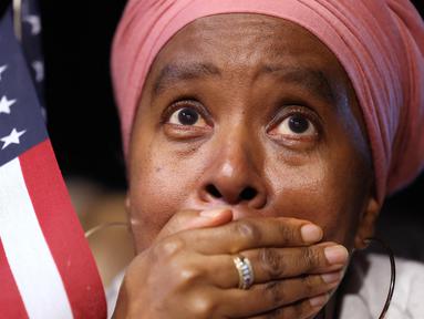 Seorang pendukung Wakil Presiden Amerika Serikat (AS) dan calon presiden dari Partai Demokrat, Kamala Harris bereaksi dalam sebuah acara malam pemilihan di Universitas Howard di Washington DC, pada 5 November 2024. (CHARLY TRIBALLEAU/AFP)
