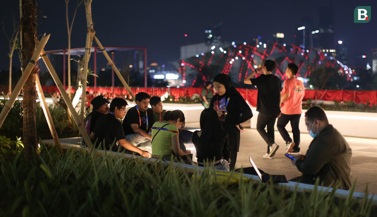 Sejumlah pengunjung saling bercengkrama di fasilitas Sky Garden Indonesia Arena, Senayan, Jakarta sebelum laga Grup H Piala Dunia FIBA 2023 antara Kanada melawan Latvia pada Selasa (29/08/2023). (Bola.com/Bagaskara Lazuardi)