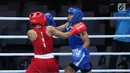 Petinju putri Indonesia, Huswatun Hasanah (kaus biru) saat melawan Sudaporn Seesondee (Thailand) pada semifinal kelas ringan 60kg putri Asian Games 2018 di JIEXPO Kemayoran, Jumat (31/8). Huswatun kalah 0-5. (Liputan6.com/Helmi Fithriansyah)