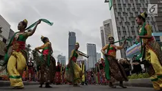 Peserta saat mengikuti flashmob tari tradisional selama acara MRT Menari di taman MRT Dukuh Atas, Jakarta, Minggu (23/12). Acara tersebut digelar oleh MRT Jakarta bekerjasama Yayasan Belantara Budaya Indonesia. (Merdeka.com/Iqbal S Nugroho)