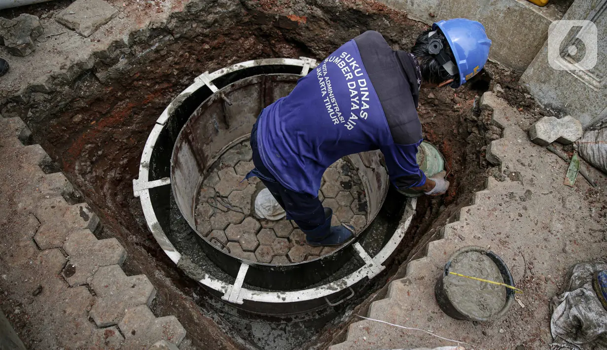 Petugas Sudin SDA DKI Jakarta membuat sumur resapan dangkal di kawasan Utan Kayu, Rabu (18/11/2020). Pengerjaan sumur resapan dangkal tersebut untuk bisa menyerap air sehingga membantu mengurangi beban di Kali Cipinang ketika memasuki musim penghujan. (Liputan6.com/Faizal Fanani)