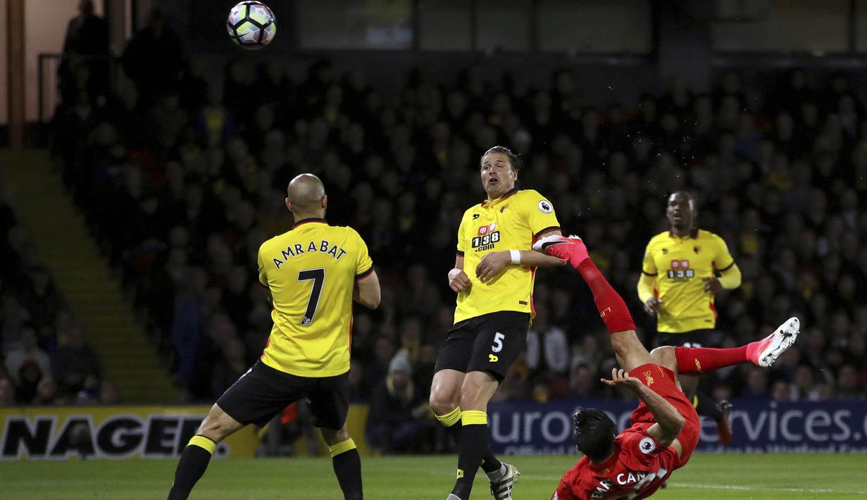 Proses gol yang dicetak gelandang Liverpool, Emre Can, ke gawang Watford pada laga Premier League di Stadion Vicarage, Watford, Minggu (1/5/2017). Watford kalah 0-1 dari Liverpool. (AP/John Walton) 