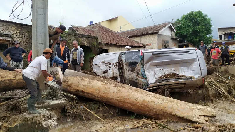 Wakil Bupati Sukabumi Adjo Sardjono menyebut banjir bandang di Sukabumi, Jawa Barat pada Senin (21/9/2020) dipicu jebolnya embung di lereng Gunung Salak.